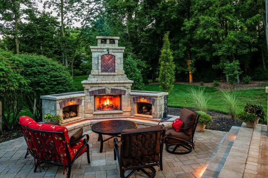 Зона барбекю с костровище.