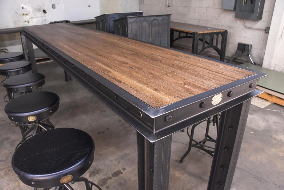 Дизайнерские столы из металла