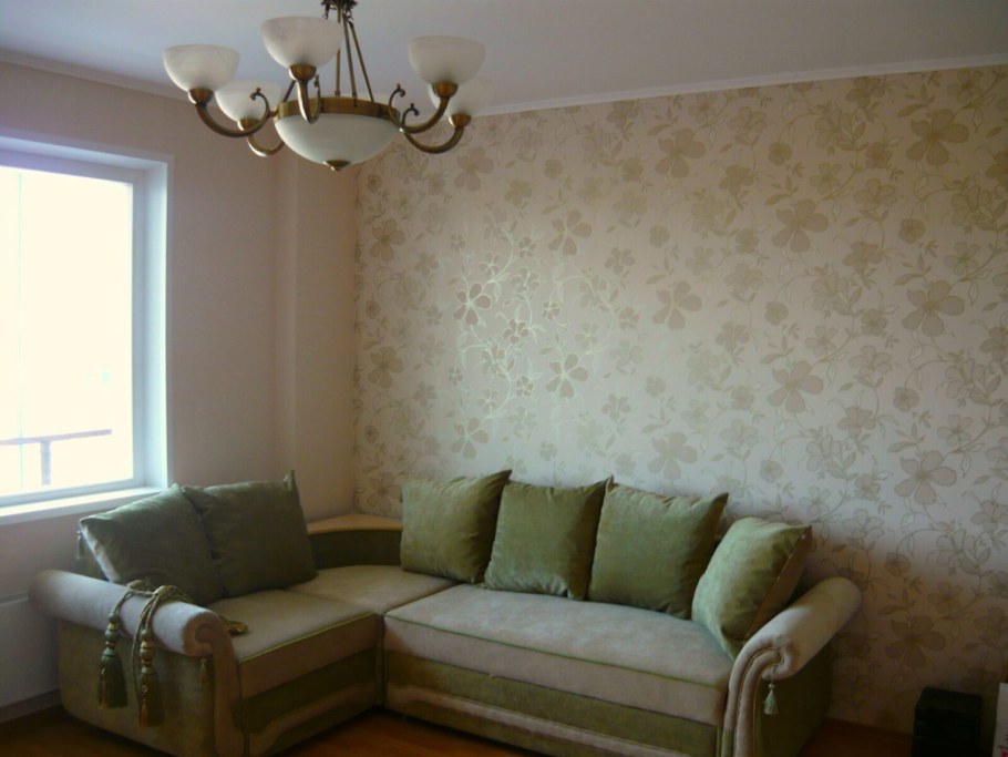 Комната с ковром на стене