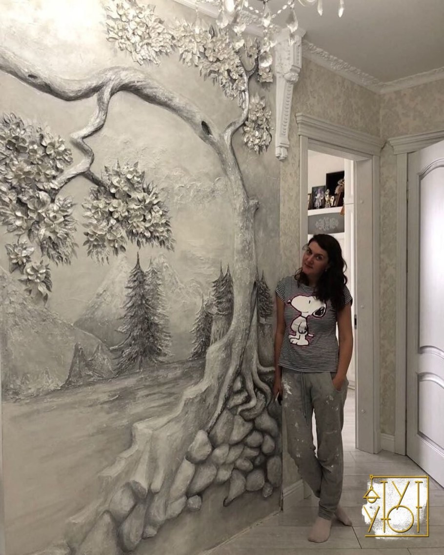 Барельеф на стене