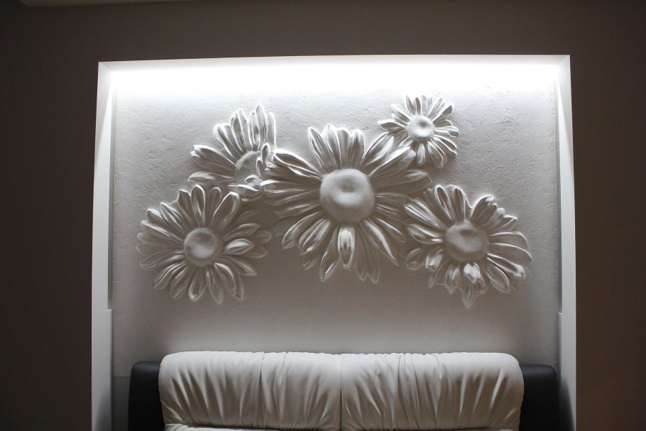 Ромашки из гипса на стене