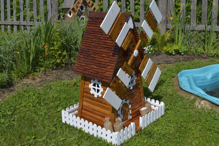 Декоративная мельница в садовом ландшафте