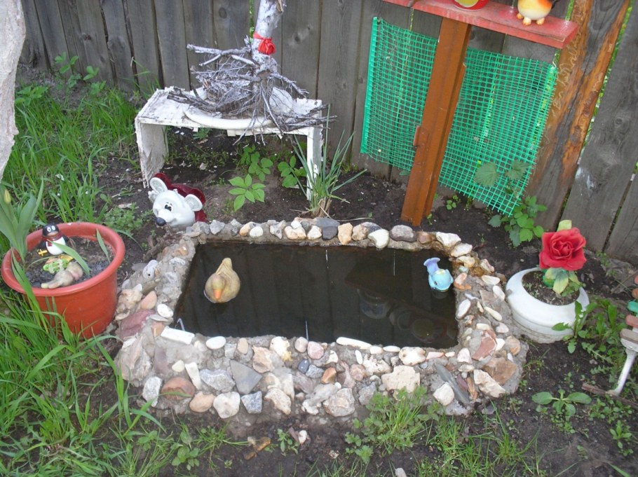 Пруд из ванной на даче