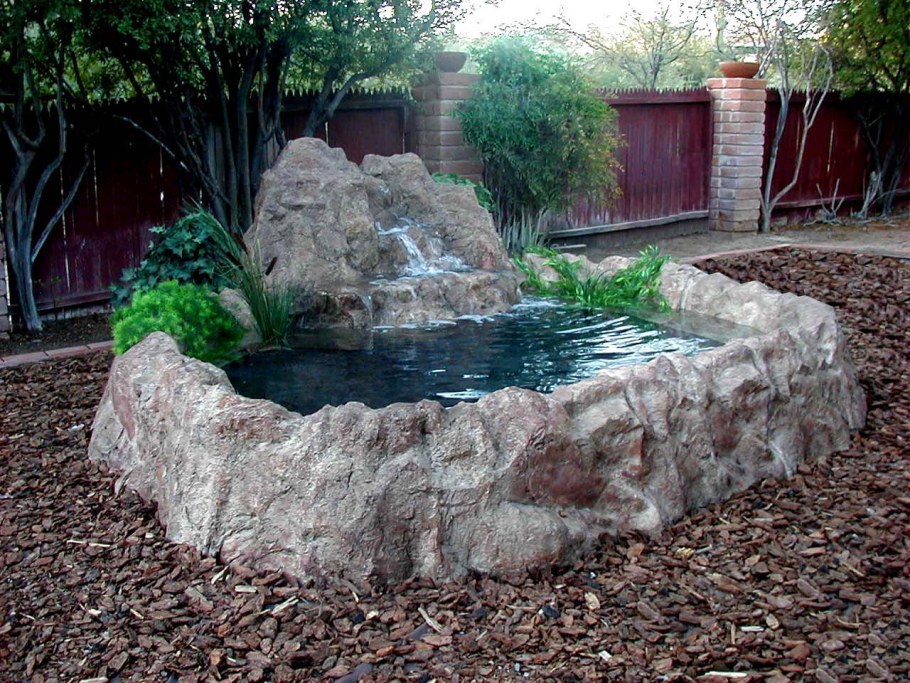 Чугунная ванна на дачном участке