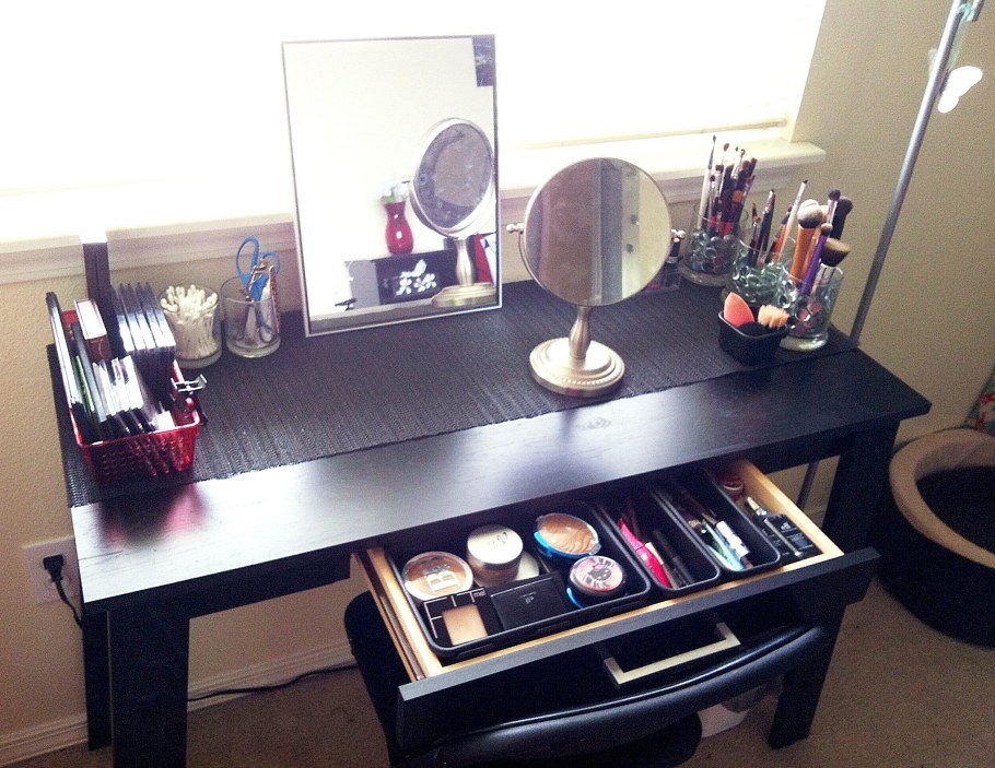 Косметика на столике визажиста