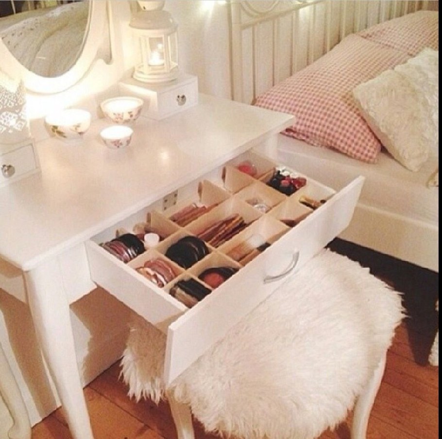 Столик для косметики в спальне