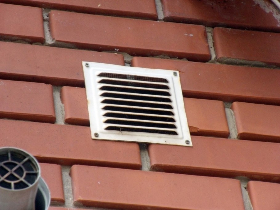 Пластиковое окно в подвал