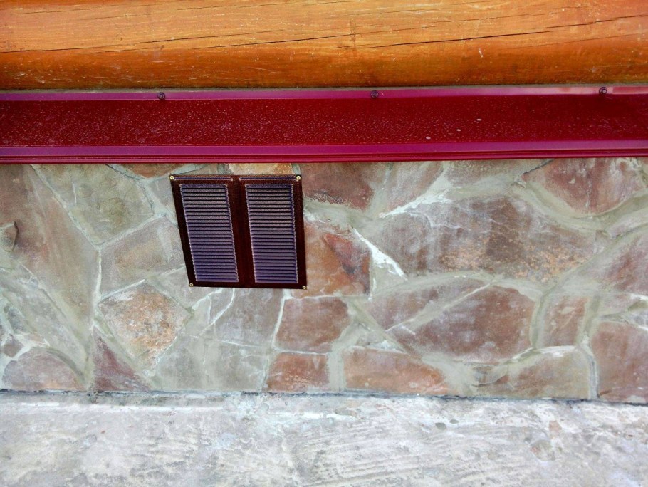 Вентиляционные отверстия в цокольном сайдинге