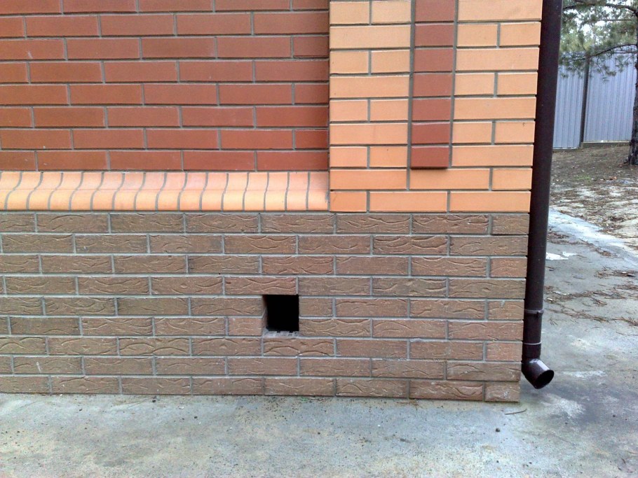 Отверстие в кирпичной стене