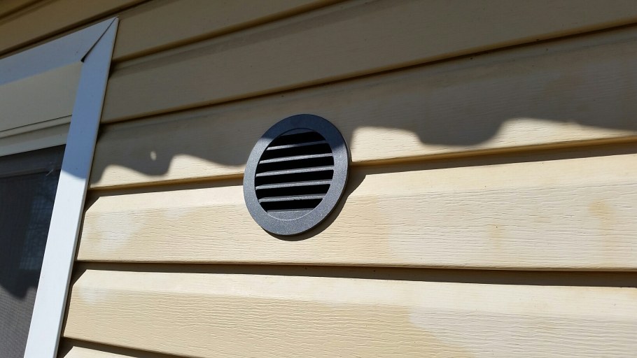 Вентиляционное окно в подвале