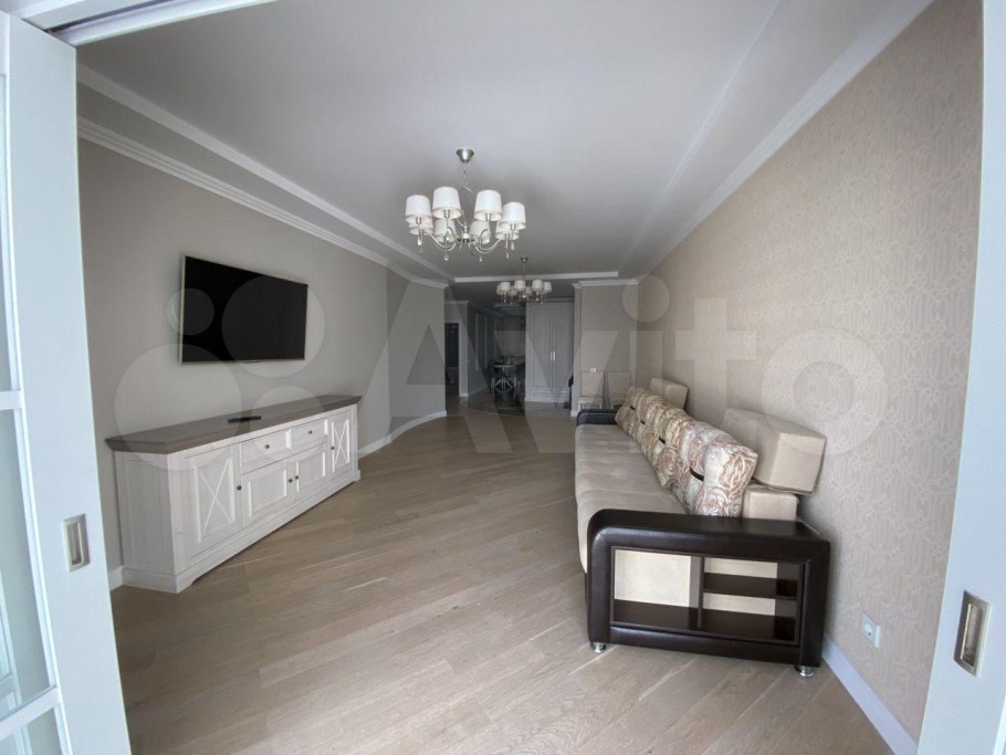 Светильники над диваном в гостиной