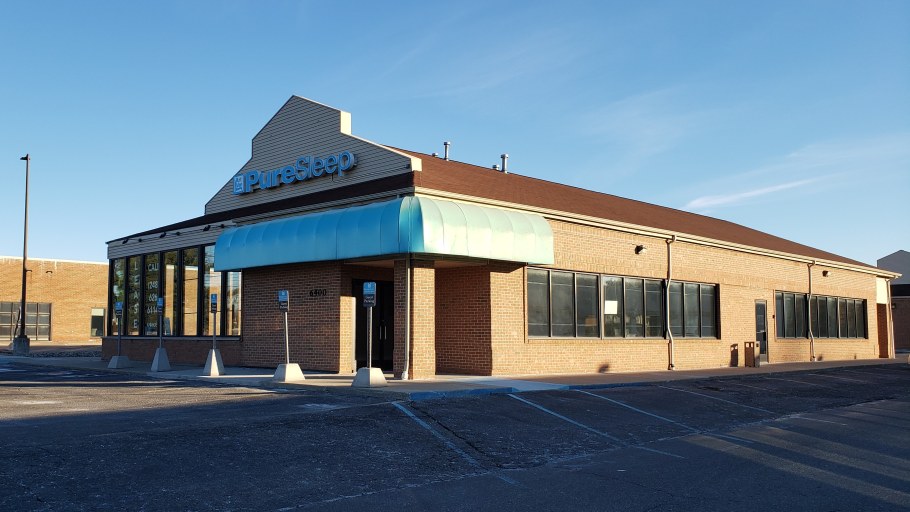 Коричнево оранжевый диван