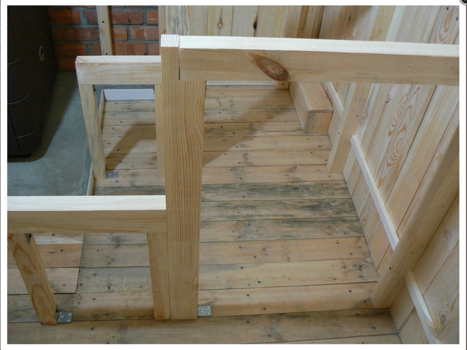 Деревянный уголок для полки