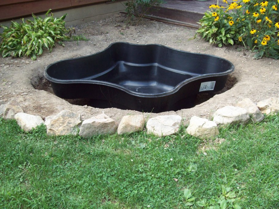 Пластиковый пруд для дачи