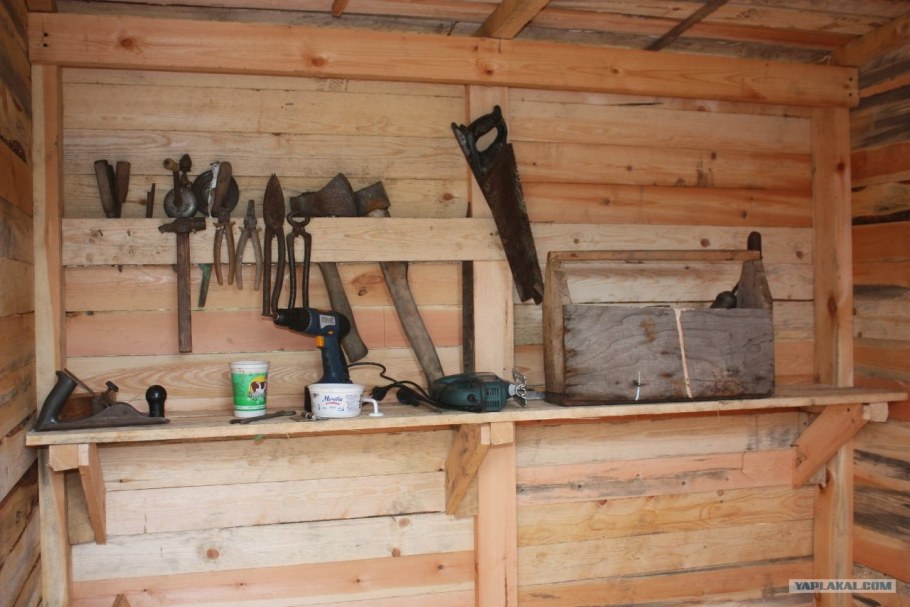 Полки в сарае на даче