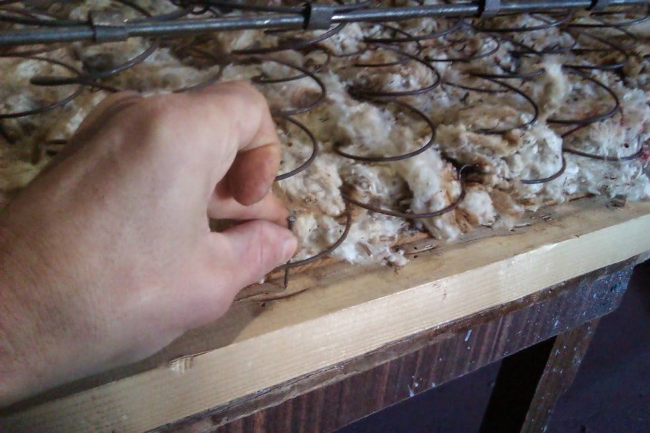 Скрип пружинного блока на диване