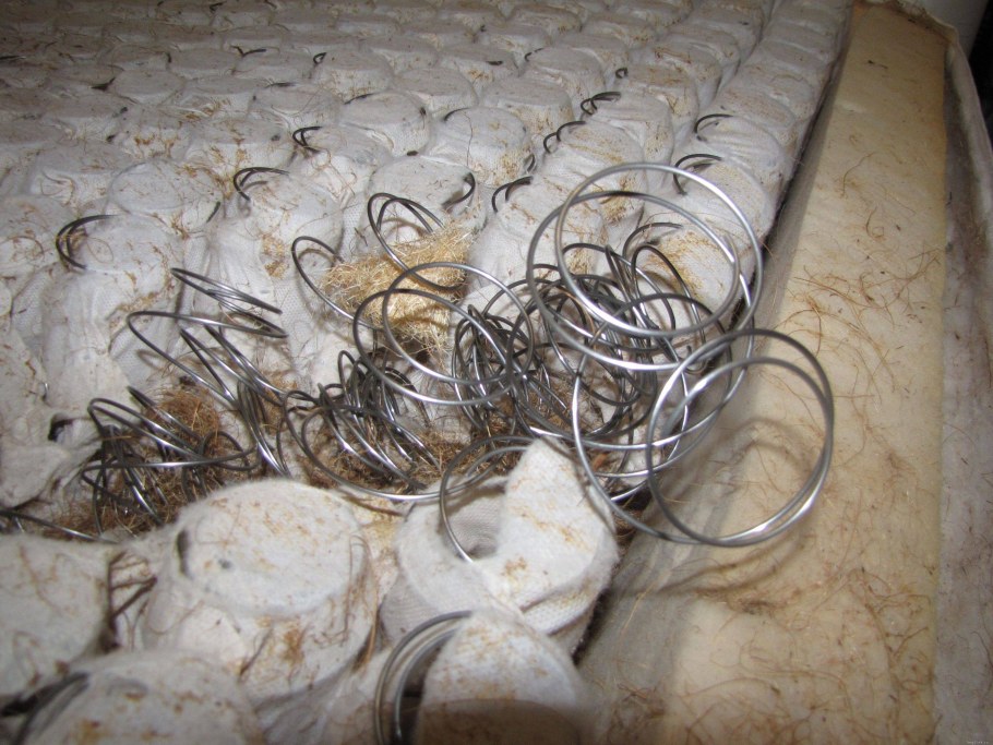 Пружина торчит из матраса