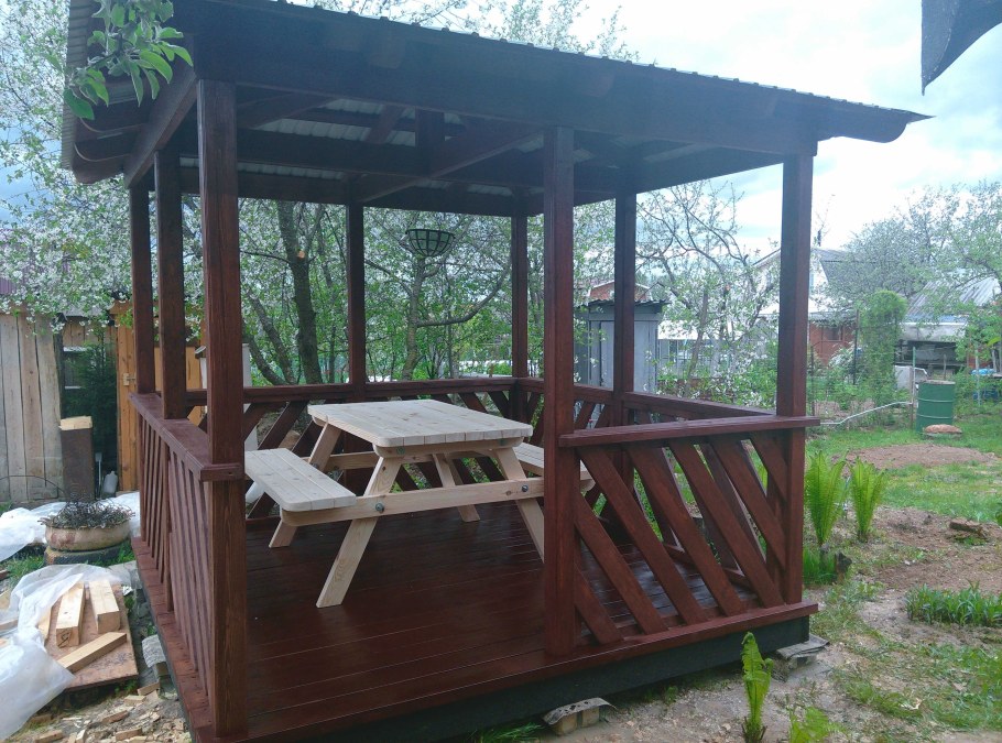 Беседка из подручных материалов