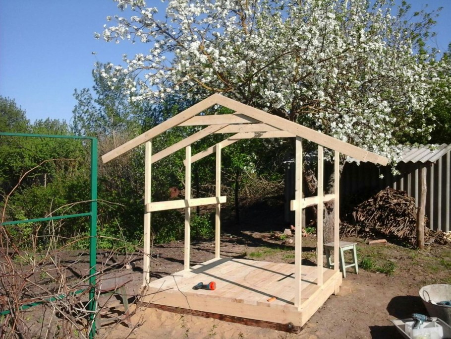 Беседка для дачи из паллетов