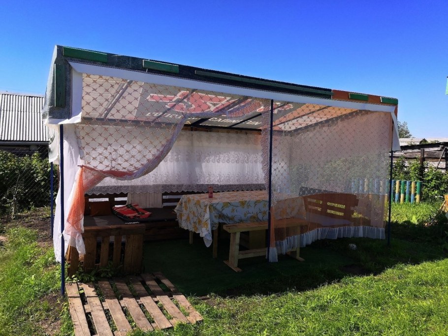 Беседка из подручных материалов