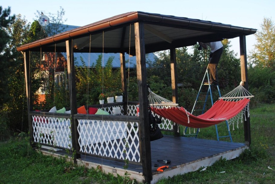 Люди в беседке