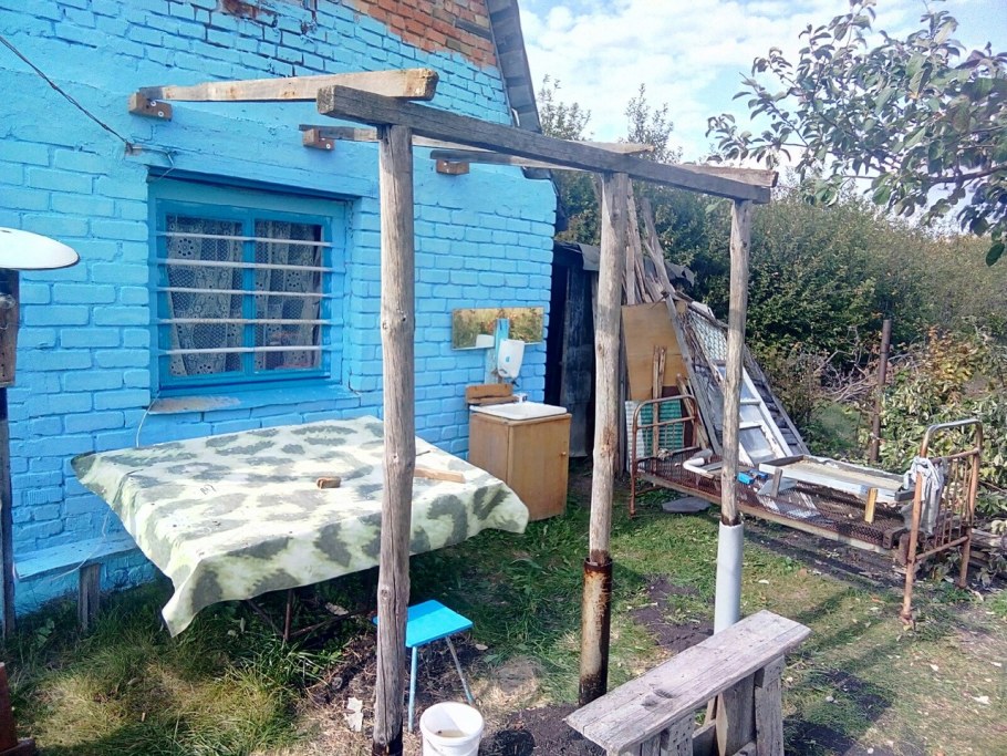 Беседка из жердей и бревна