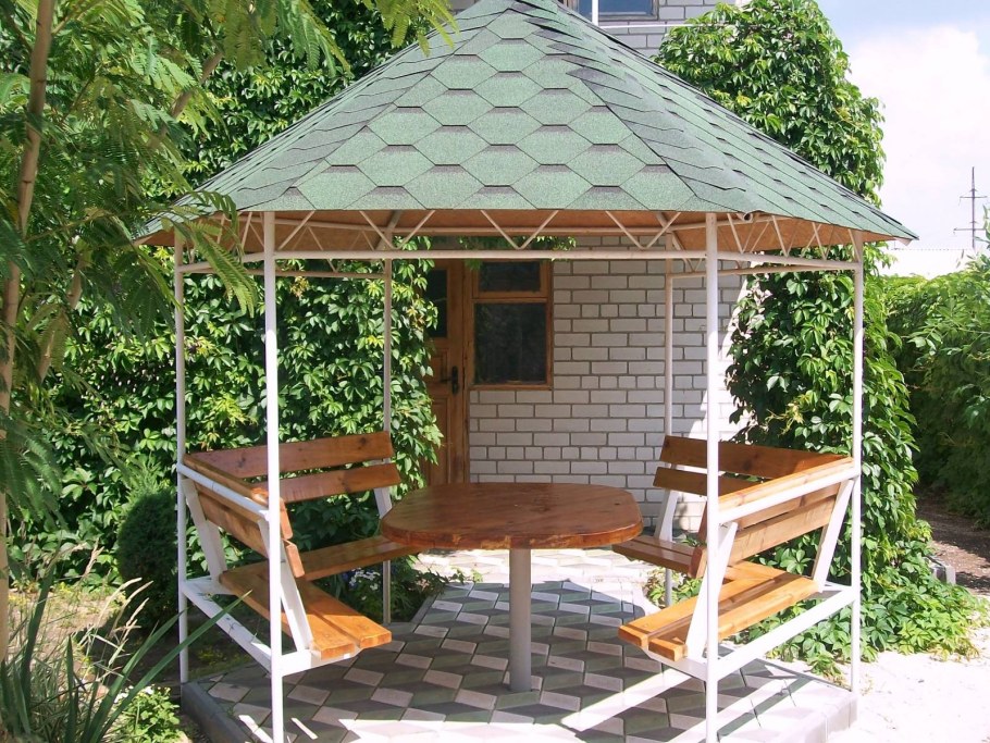 Беседка на дачном участке из подручных материалов