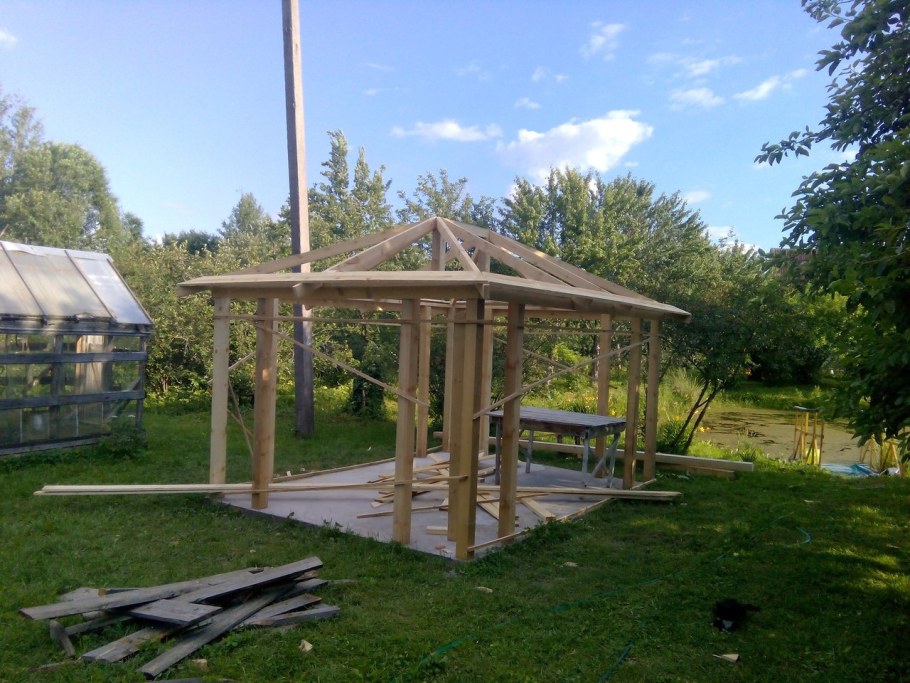 Небольшая беседка