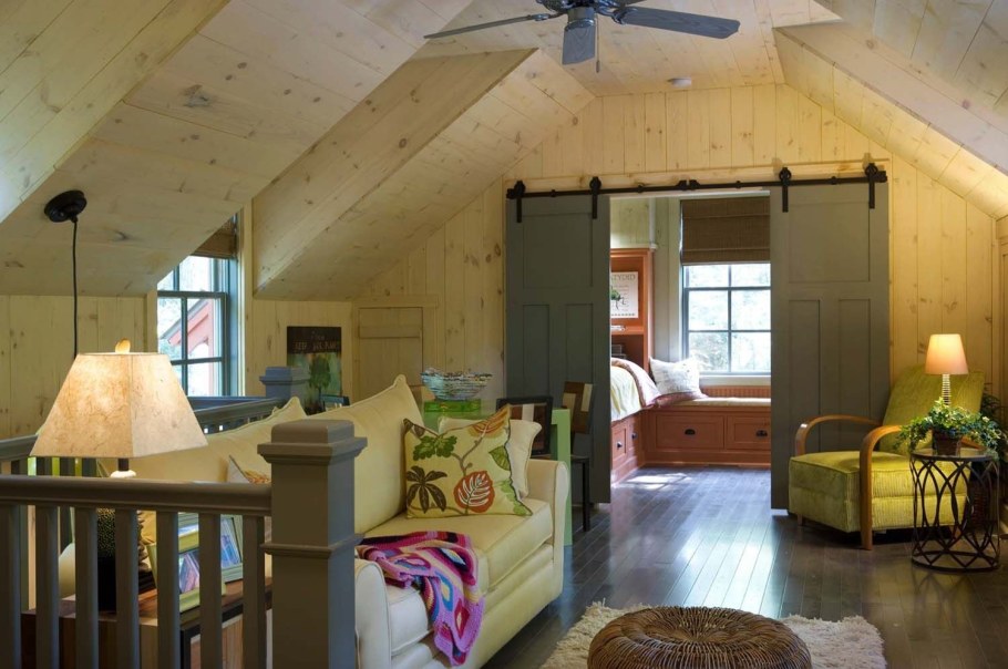 Интерьер мансарды на даче