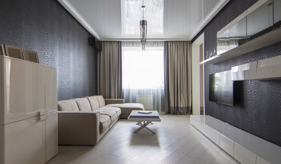 Глянцевый потолок натяжной в гостиной