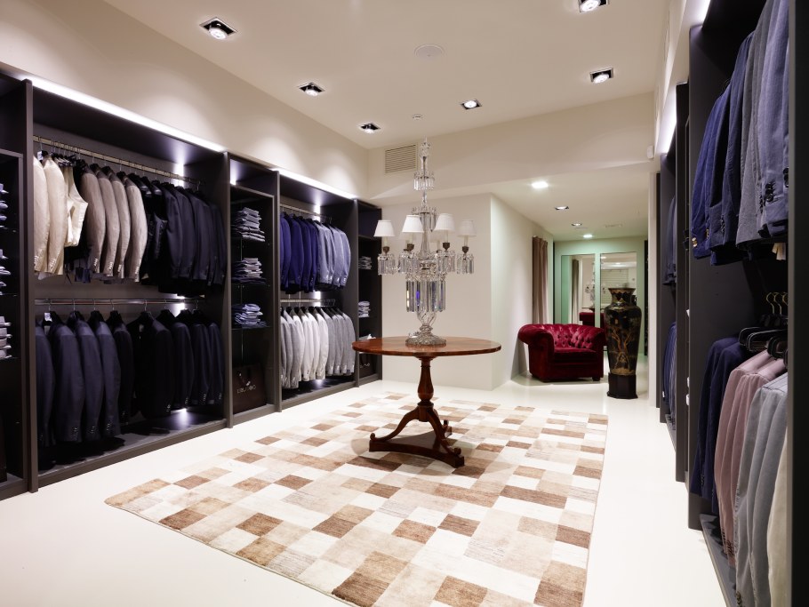 Интерьер магазина мужской одежды