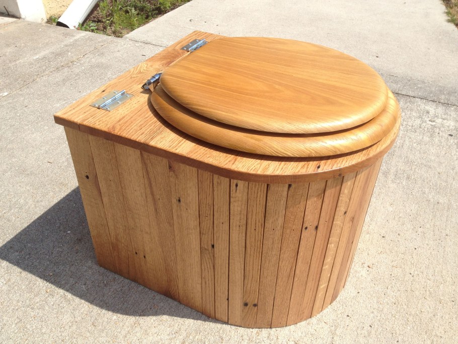 Деревянный унитаз для дачного туалета