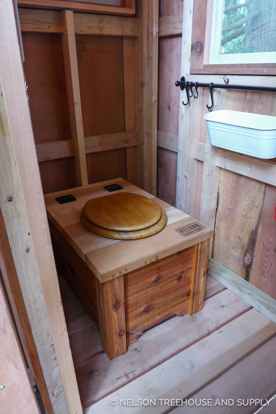 Постамент для дачного туалета