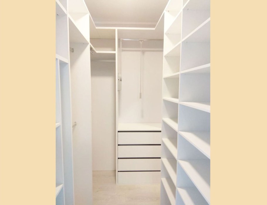 Гардеробная с гладильной доской