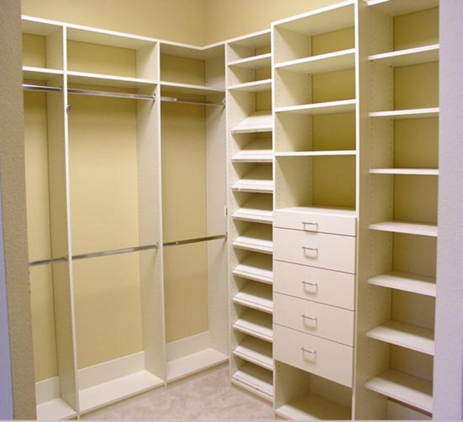 Гардеробная комната с гладильной доской