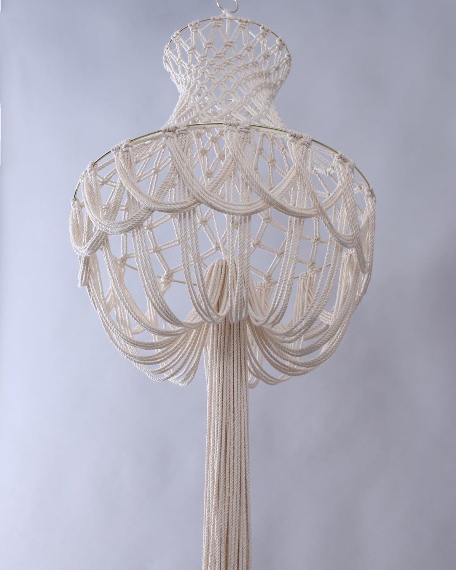 Люстра из деревянных бусин