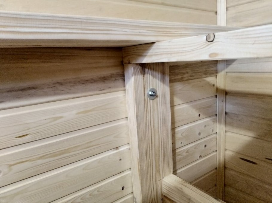 Скамейка в баню из вагонки