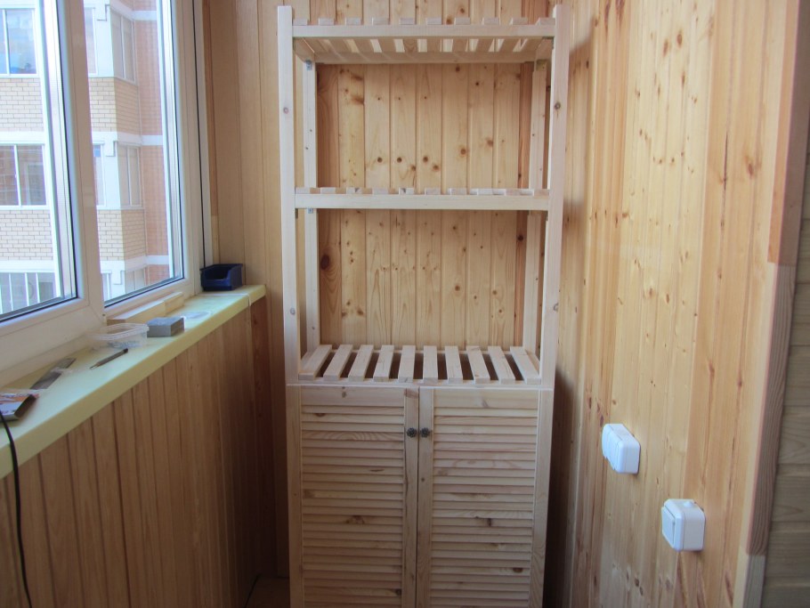 Деревянный стеллаж на балкон