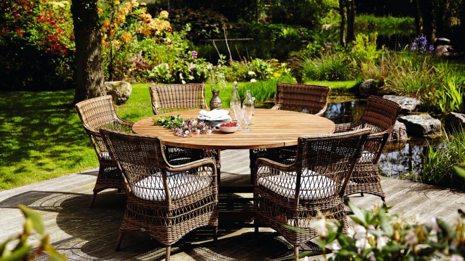 Обеденная зона в беседке