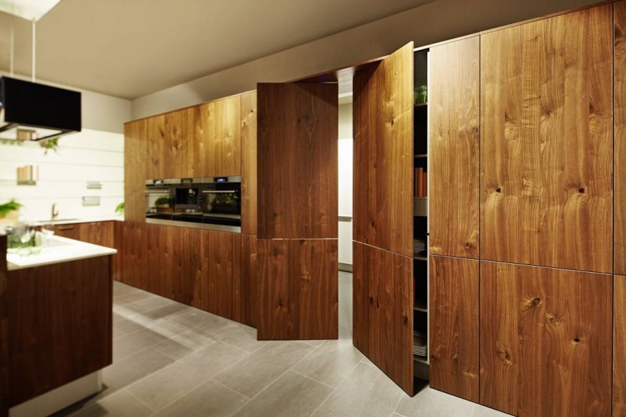 Кухня под дерево с черным