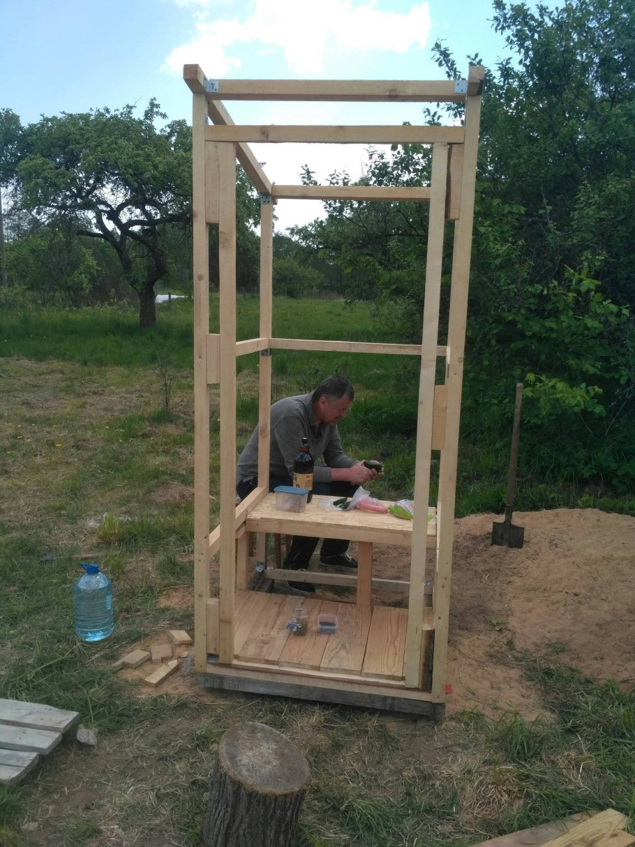 Каркас дачного туалета