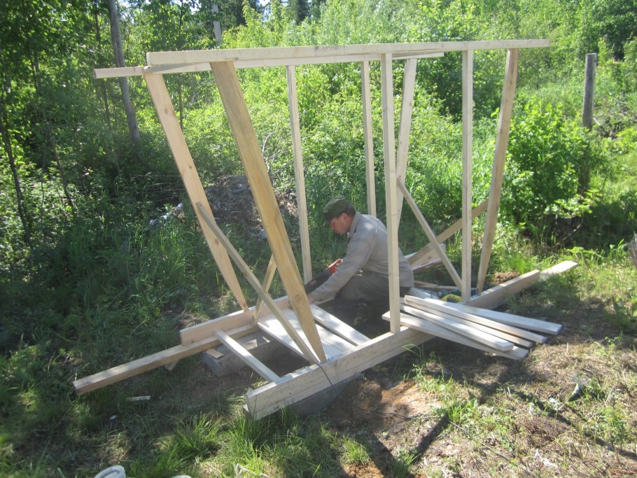 Дверь для туалета на даче