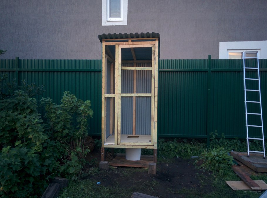 Туалет на даче из профнастила