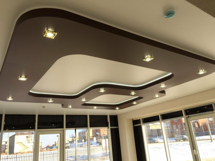 Натяжной потолок на кухне