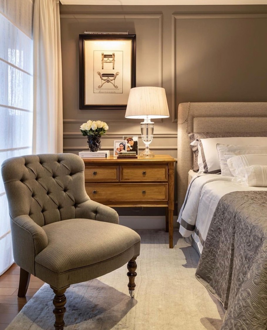 Кресло в спальне в интерьере