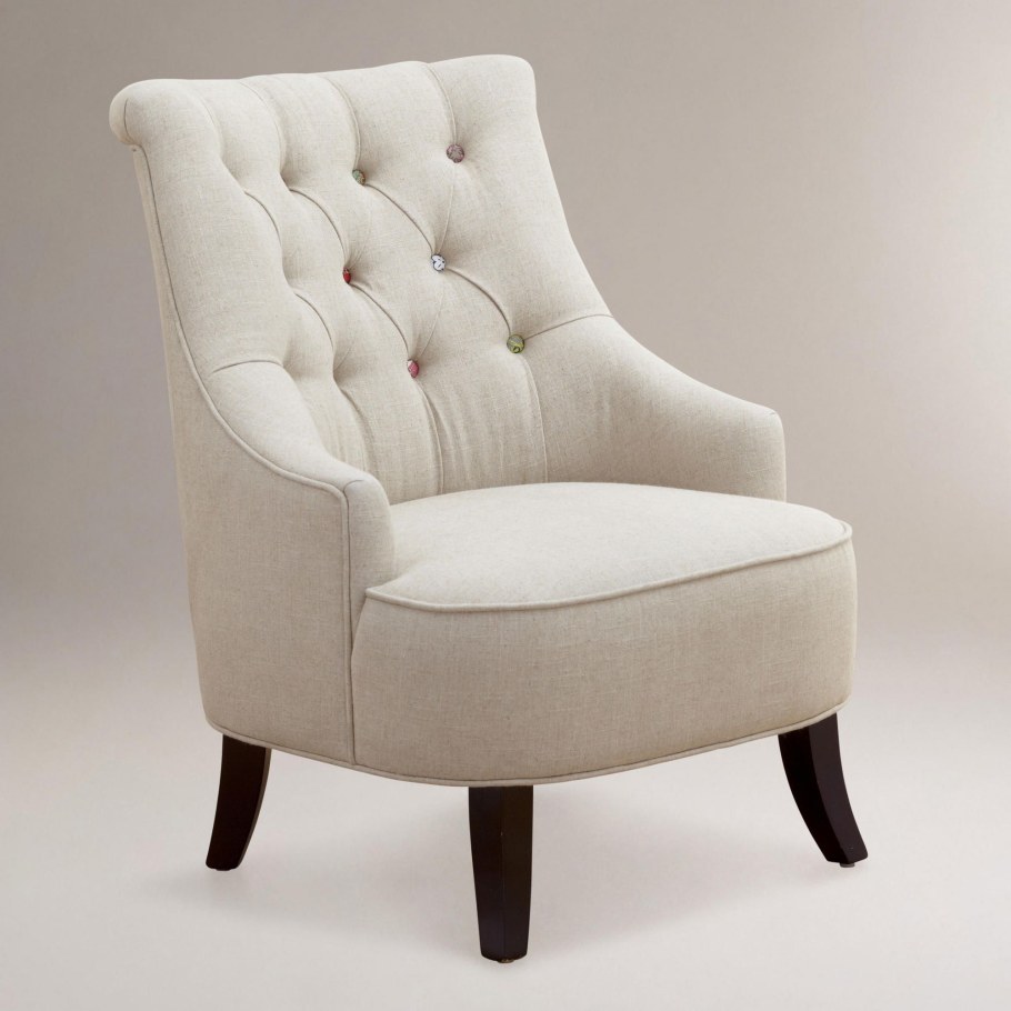 Два кресла и столик в интерьере