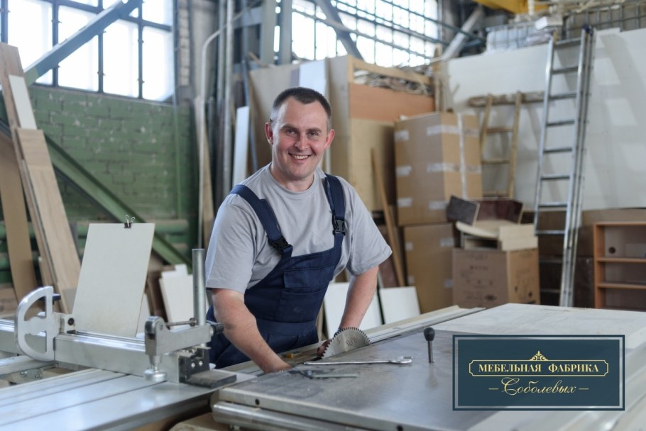 Классическая кухня с окном