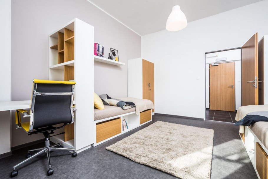 Хостел с людьми