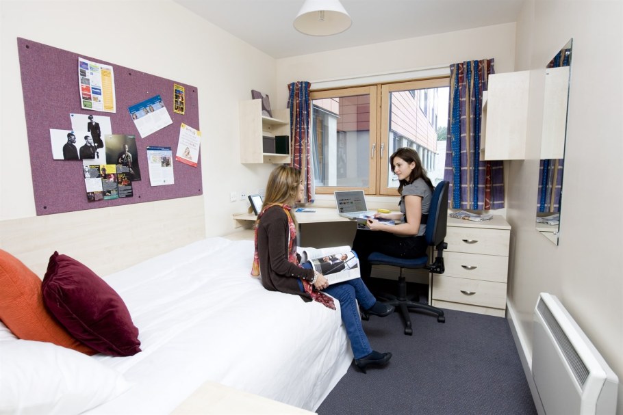 Студенты в общежитии