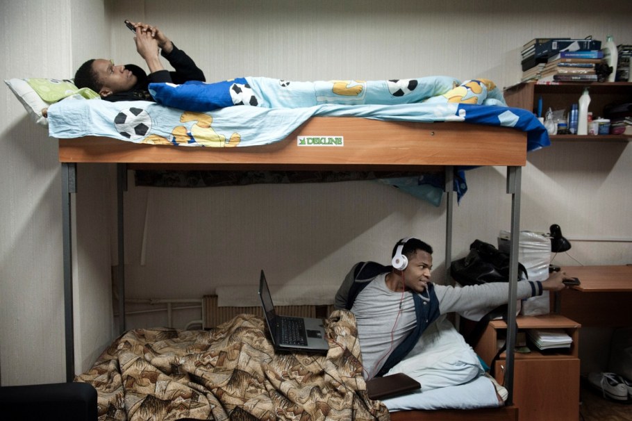 Студенты в общежитии